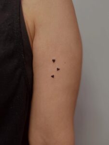 Tatuagem Minimalista de corações no braço