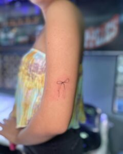 Tatuagem Minimalista de laço no braço
