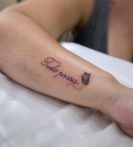 Tatuagem Minimalista frase Tudo passa braço