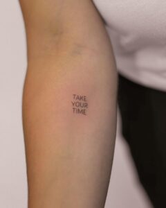 Tatuagem Minimalista frase braço