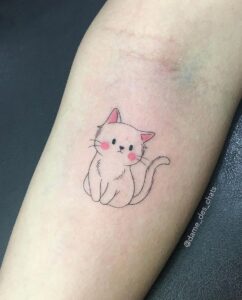Tatuagem Minimalista de gato delicado no braço