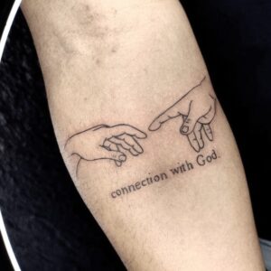 Tatuagem Minimalista mãos com escrita no braço
