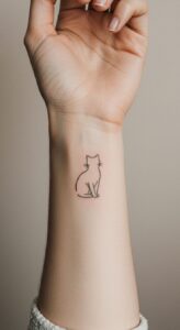 Tatuagem Minimalista de gato no pulso