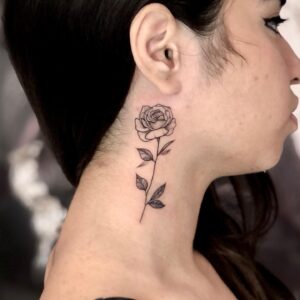 Tatuagem Minimalista de rosa no pescoço