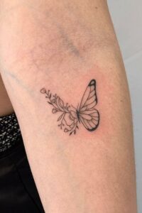 Tatuagem Minimalista de borboleta delicada no braço