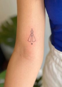 Tatuagem Minimalista de Nossa Senhora no braço