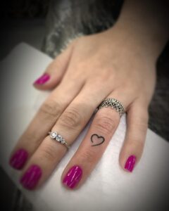 Tatuagem Minimalista de coração no dedo