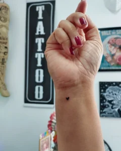Tatuagem Minimalista de coração no pulso