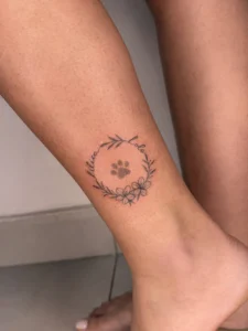 Tatuagem Minimalista pegada de cachorro na perna