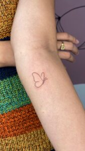 Tatuagem Minimalista de borboleta no braço
