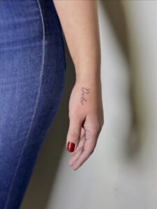 Tatuagem Minimalista escrita delicada na mão