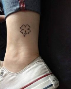 Tatuagem Minimalista de trevo de quatro folhas no tornozelo