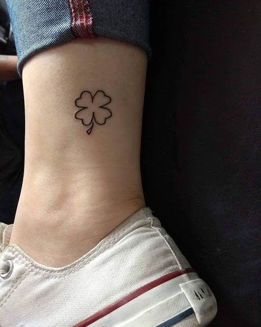 Tatuagem Minimalista de trevo de quatro folhas no tornozelo
