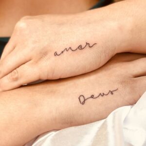 Tatuagem Minimalista palavras amor e Deus