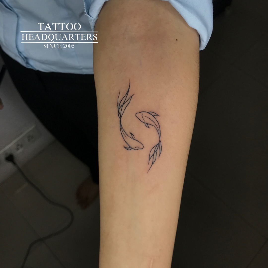 Tatuagem Minimalista de peixes no braço