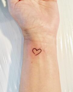 Tatuagem Minimalista de coração no pulso