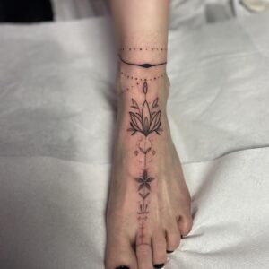Tatuagem Minimalista flor no pé