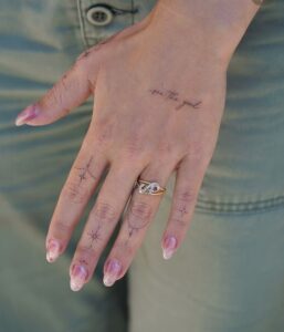 Tatuagem Minimalista nos dedos e mão delicada