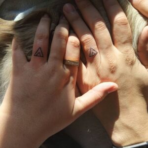Tatuagem Minimalista de triângulo no dedo