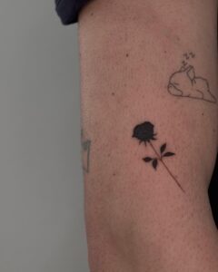 Tatuagem Minimalista de rosa no braço