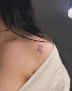 Tatuagem Minimalista de borboleta no ombro