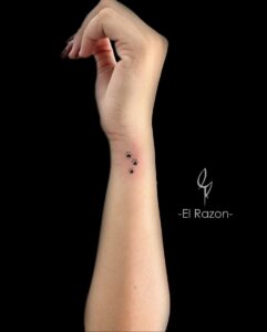 Tatuagem Minimalista de pegadas no pulso