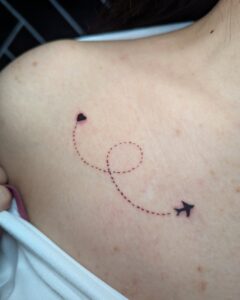 Tatuagem Minimalista de avião nas costas