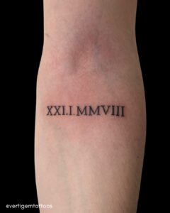 Tatuagem Minimalista de numeral romano no braço