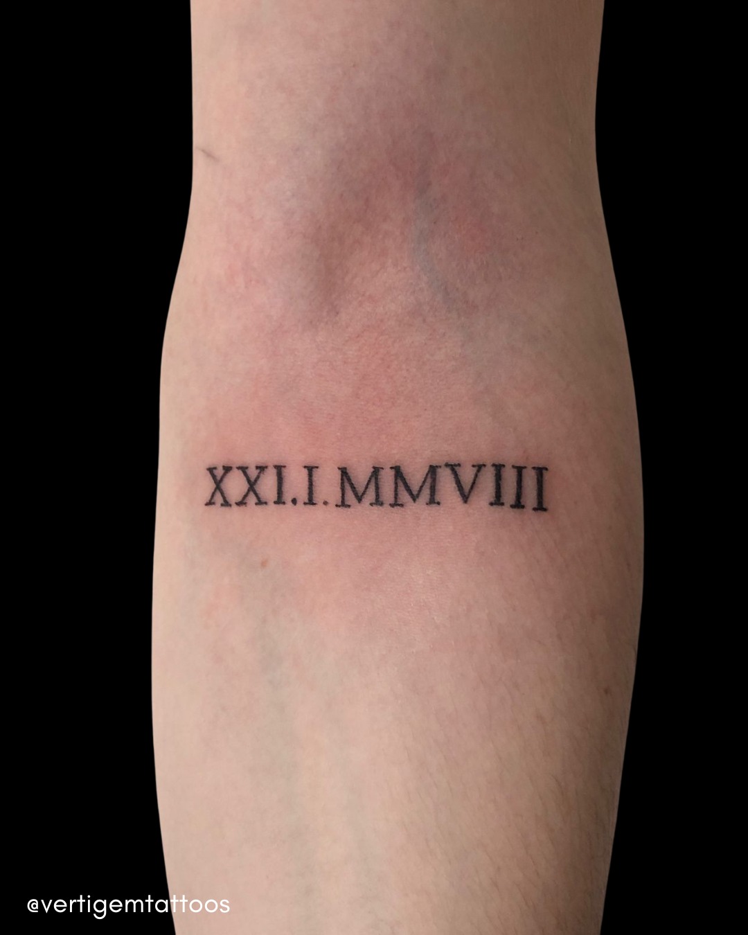 Tatuagem Minimalista de numeral romano no braço