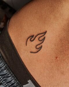 Tatuagem Minimalista de chamas no quadril