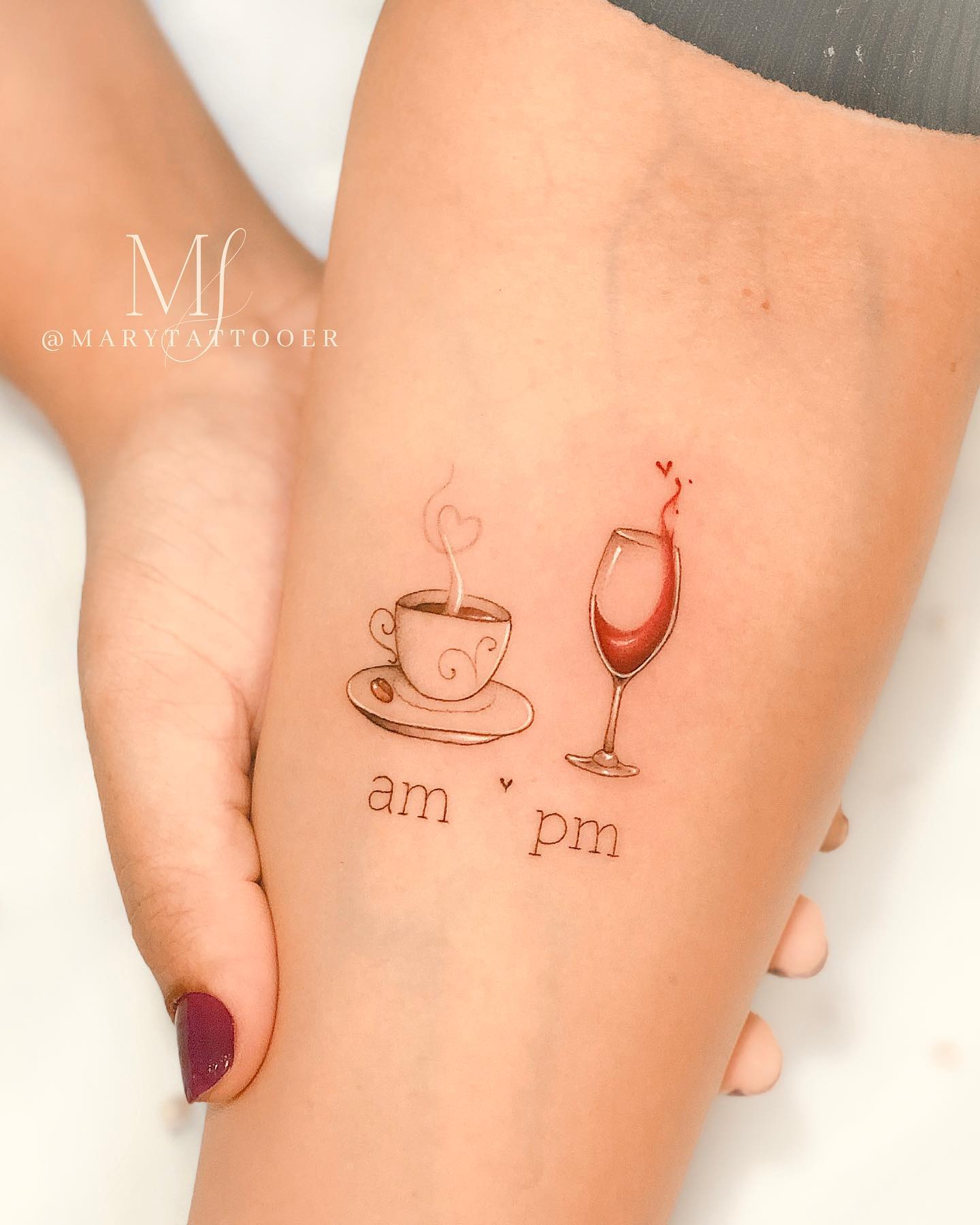 Tatuagem Minimalista de xícara e taça com palavras