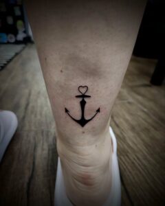 Tatuagem Minimalista de âncora no tornozelo