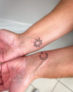 Tatuagem Minimalista de sol e lua nos pulsos