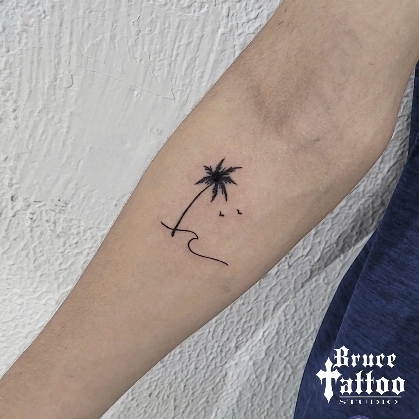 Tatuagem Minimalista de palmeira no braço