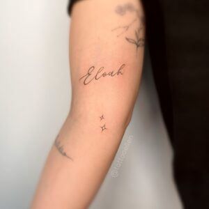 Tatuagem Minimalista nome Eloah braço