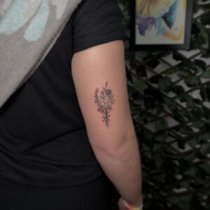 Tatuagem Minimalista de flores no braço