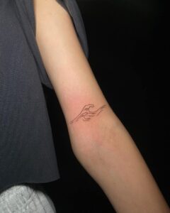 Tatuagem Minimalista de onda no antebraço