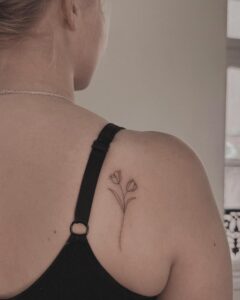 Tatuagem Minimalista de flor no ombro