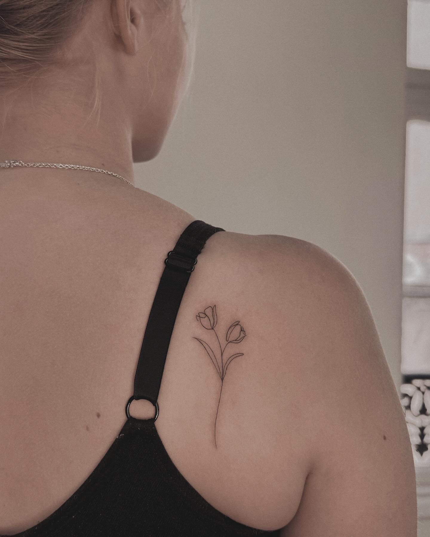 Tatuagem Minimalista de flor no ombro