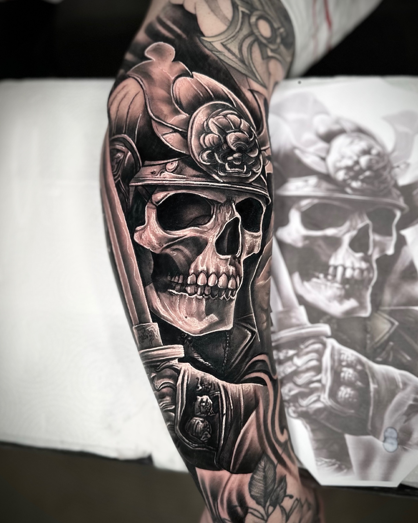 Tatuagem Samurai caveira com armadura no braço