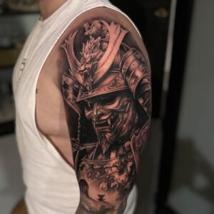 Tatuagem Samurai no braço com capacete detalhado