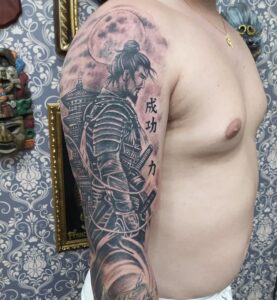Tatuagem Samurai com castelo e lua no braço