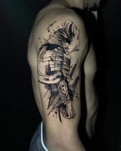 Tatuagem Samurai com armadura no braço