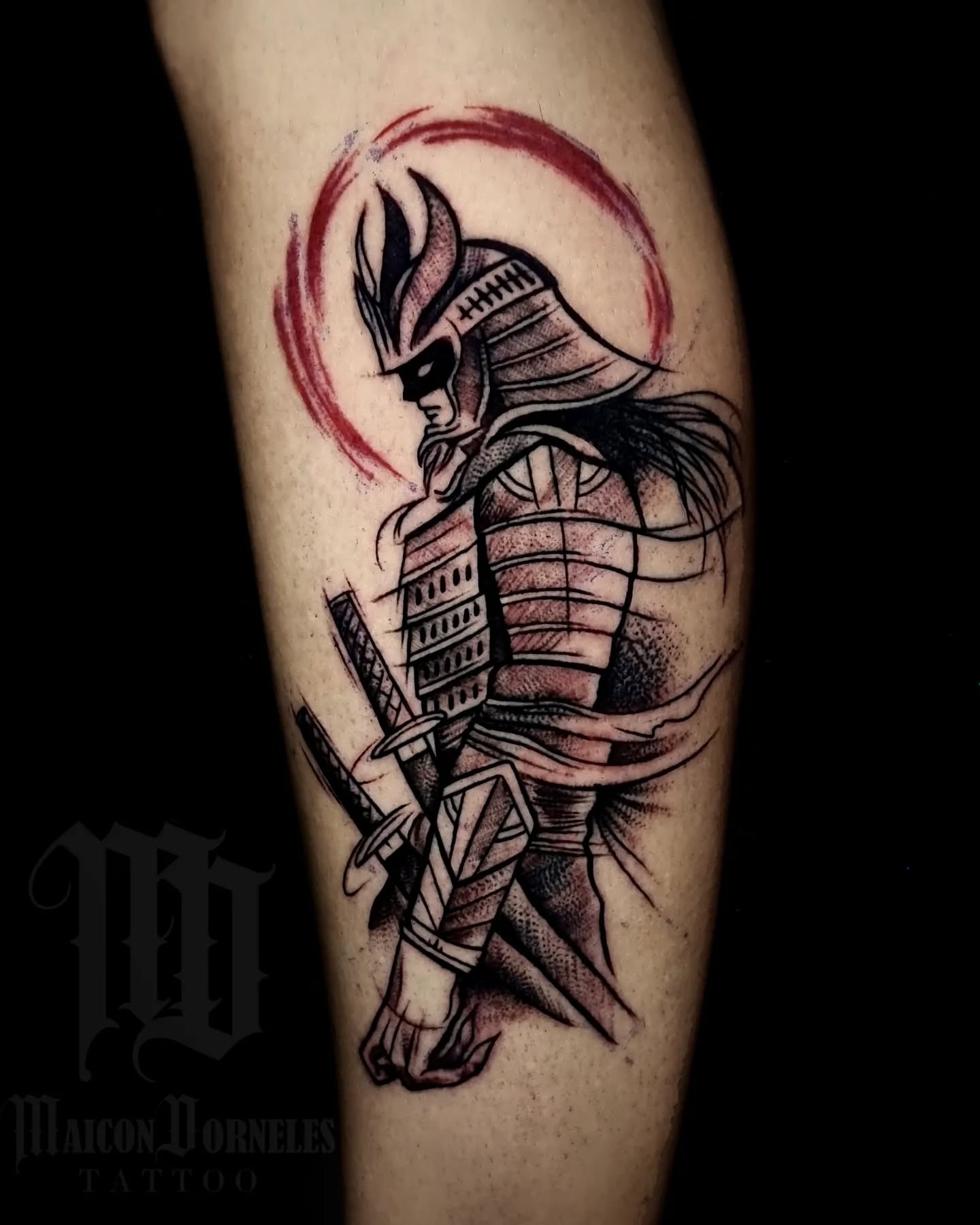 Tatuagem Samurai com capacete no antebraço