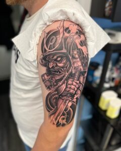 Tatuagem Samurai Grande ombro com elmo e espada