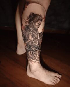 Tatuagem Samurai no antebraço com armadura detalhada