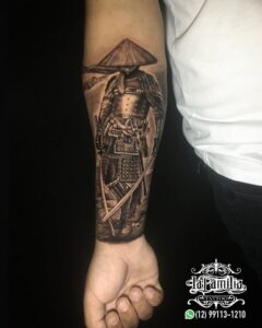 Tatuagem Samurai no braço estilo tradicional