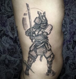 Tatuagem Samurai no braço com espada em ação