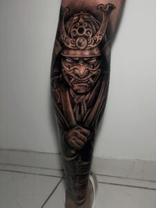 Tatuagem Samurai no antebraço Grande detalhada