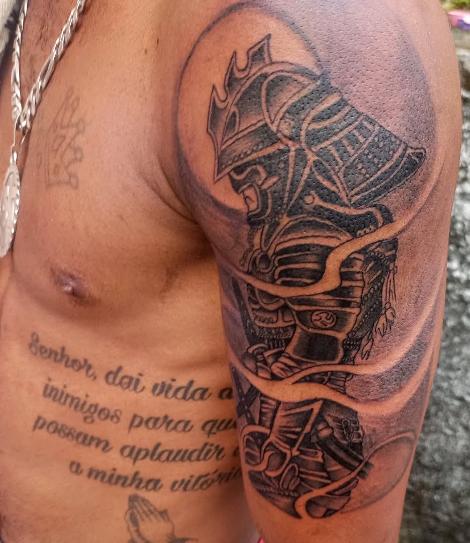 Tatuagem Samurai no braço Masculina impressionante